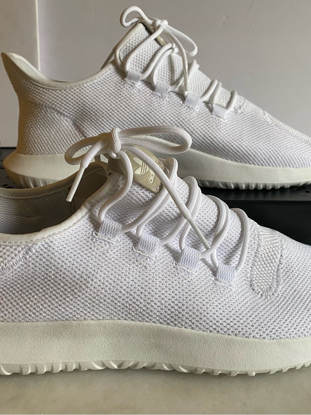 Adidas Men's Size 11 White Low Cut
Sneakers Model CG4563 ADIDAS